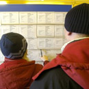 Безработные изучают список вакансий в одном из бюро Департамента рынка труда Эстонии. Фото : Postimees .