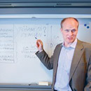 Председатель правления SEB Ühispanga Elukindlustus Индрек Холст считает, что необходимо привлечь работодателей к отчислениям в третью пенсионную ступень, иначе людей в будущем ожидает необеспеченная старость. Фото : POSTIMEES .