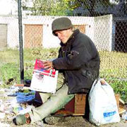 Один из бездомных, которых на улицах Таллиина десятки, если не сотни, но которых власть не хочет учитывать в своих исследованиях. Фото : MOLES.EE