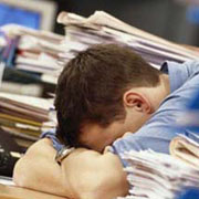 По словам экспертов, к трудоголикам можно причислить тех, кто часть положенных 7–9 часов сна тратит на то, чтобы на часок задержаться на рабочем месте.