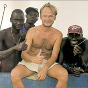 Судя по этой фотографии, на которой Тийт Пруули приглашает этих веселых ребят помочь ему в туристическом бизнесе, он не всегда придерживался таких суровых взглядов в отношении иностранцев. Фото: MAALEHT.EE