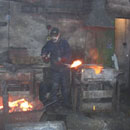 Так вот трудятся на предприятиях Эстонии . Фото читателя .