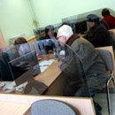 Пенсионеры в одном из пунктов обслуживания пенсионного департамента. Фото : Postimees .