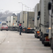 Очередь на границе Латвии и России. Май 2007 года. Фото : ETV24.EE .