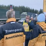 Во время сегодняшнего митинга профсоюз транспортников требовал от правительства Эстонии решить бытовые проблемы водителей грузовиков . Фото : ETV24.EE .