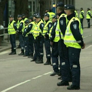 Полицейские во время апрельских событий. Фото : ETV24.EE .