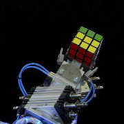 Нынешние машины-роботы способны за считанное время собрать даже знаменитый Кубик Рубика. Фрагмент фотографии с сайта DV.EE .