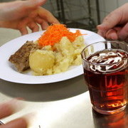 Школьные повара будут получать на обеды учащихся немного больше денег. Фото : Postimees .