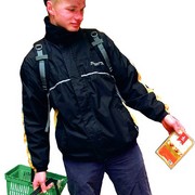 Ильмар Вахт считает, что для того, чтобы покупать товары не задумываясь, надо работать на нескольких местах. Фото : Postimees .