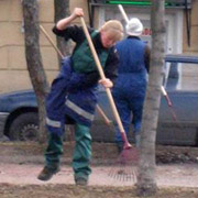 С ликвидацией предприятия в списки работников муниципальных учреждений вернутся гардеробщицы, техники бассейна, дворники и сторожа - в общем 19 человек.