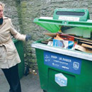 По словам заведующей отделом переработки отходов Таллиннского департамента окружающей среды Яны Кивимяги, в Таллинне сбор отходов, рассортированных на тару и макулатуру, можно оценить на 3+ или даже 4-. Фото : Postimees .