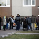 Бездомные в ожидании открытия ночлежки по адресу Акадеэмиа, 34. Фото: Пеэтер Ланговитс с сайта postimees.ee .