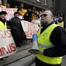 Руководитель профсоюзов Харри Талига на одном из пикетов. Фото Пеэтер Ланговитс с сайта postimees.ee .