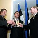 Лидеры социал-демократов, реформистов и Союза Отечества и Res Publica после парафирования коалиционного договора весной 2007 года. Фото: Тоомас Хуйк с сайта postimees.ee .