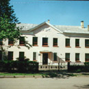 1 сентября 1956 года была основана Кяваская начальная школа. В 1957 году школа реорганизована в Кяваскую семилетнюю школу. Учебная работа в школе велась на двух языках: эстонском и русском. Количество классов в 1956 году - 10. Из них 6 с русским языком обучения - 220 учеников, и 4 с эстонским языком обучения - 103 ученика. В 1956/1960 учебном году школа выпустила первых выпускников. 7 класс закончили 29 человек. С 1970 года школа работает по адресу: Кохтла-Ярве, Пярна 47. В 1995 году школа переименована в Пярнаскую Основную школу. Фото с сайта школы : kjppk.vnet.ee .