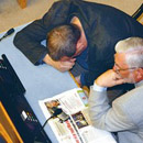 У депутата Рийгикогу работа не из легких. Сон сломил его во время правительственного инфочаса. Фото: Пеэтер Ланговитс с сайта postimees.ee .