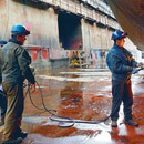 Украинские сварщики, которые два года назад работали в Эстонии на основании разрешения на работу, ремонтировали в Таллинне, в плавучем доке БСРЗ, судно с Аландских островов. Фото Лийз Трейманн с сайта postimees.ee .