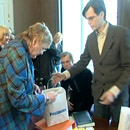 На фото момент передачи пакета с подписями. Фото : ETV24.EE .