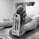 Комментарий RABOTA24.EE. На фото: Он не пришел на плановую операцию, назначенную ему только через два месяца, смерть его настигла раньше ... Возмущение врачей по поводу того, что пациенты не приходят на операцию, можно было бы понять, если бы не было таких длинных очередей на эти самые операции ... Когда тебе назначают операцию через два-три месяца, то тут, как говорится, могут быть варианты: болезнь прошла само собой, это редко, но бывает ; пациенту удалось попасть на операцию в другую больницу, которая не стала откладывать операцию на два-три месяца, а сделала ее сразу; ... или необходимость в операции отпала, потому что пациент умер, не дождавшись операции ... Последний исход - самый печальный, но в Эстонии он встречается довольно часто. Так что врачам, прежде чем обвинять пациентов, неплохо было бы пересмотреть свое собственное отношение к больным и их проблемам. Иллюстративный коллаж : RABOTA24.EE