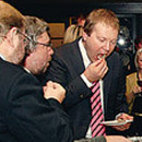 Такими увидел наших парламентариев фотограф газеты Postimees Пеэтер Ланговитс . Фото : Пеэтер Ланговитс с сайта postimees.ee .