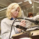 Производство автозапчастей на заводе Stoneridge Electronics. Фото : ETV24.EE .