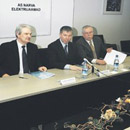 Слева направо: Владислав Понятовский , Ильмар Петерсон и Владимир Алексеев подписывают новый договор. Фото: Алексей Иванов с сайта postimees.ee .
