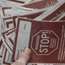 Купоны с подписями против роста зарплат депутатов, собранные в ходе кампании Postimees. Фото: Пеэтер Ланговитс с сайта postimees.ee .