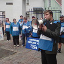 Пикет железнодорожников у здания правительства. Фото: Тоомас Хуйк с сайта : postimees.ee .