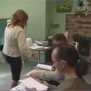 Государственные служащие из Ида-Вирумаа приехали в Пярну практиковать эстонский язык. На фото кадр из репортажа, подготовленного ЭТВ с места проведения занятий.